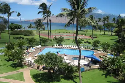 Image de Le B-415 offre une vue sur l'océan, la piscine et les courts de tennis depuis votre grande terrasse avec vue privée.