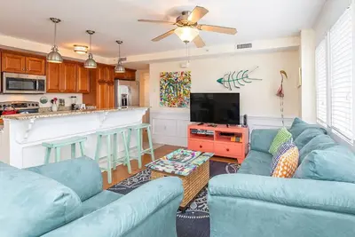 Image de Super endroit! Condo 2 chambres avec piscine sur le toit partagé, à seulement 1 pâté de maisons de la plage, des boutiques et des restaurants