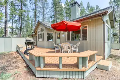 Image de Grande maison Sunriver dans un quartier calme avec bain à remous privé et accès gratuit à Sharc