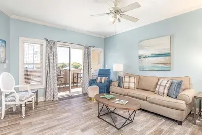 Image de Super endroit! À seulement 20 mètres de la plage, de l'ascenseur et du balcon avec vue partielle sur l'océan