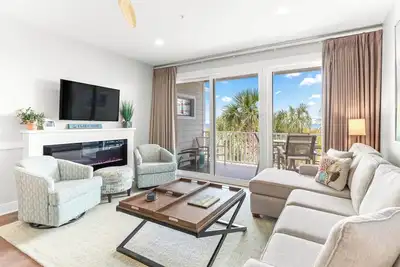 Image de Magnifiquement meublé, directement Townhome face à l'océan à la station balnéaire avec piscines communautaires