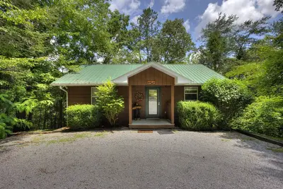 Image de Écoutez la rivière depuis votre spa dans cette cabane des Smoky Moutains
