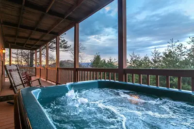 Image de Spa privé, salle de jeux et plus - à proximité du parc national Great Smoky Mtns