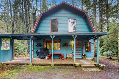 Image de Cabine mise à jour, chien-friendly dans une zone isolée - minutes de la plage et de la ville!