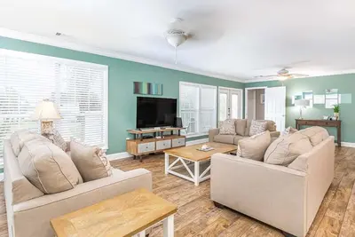 Image de Nouvellement meublé et rénové 3 Chambre Location de vacances Situé à seulement 200 yards à la plage