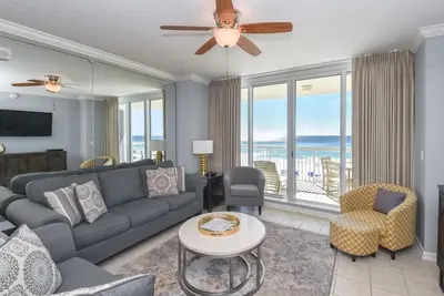 Image de Condo en bord de mer de style Tommy Bahama avec balcon privé! 🌴