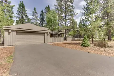 Image de Maison bien garnie avec bain à remous privé et beaucoup de place! Accès Sharc gratuit!