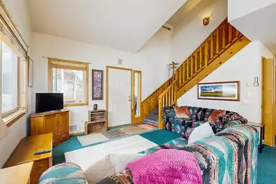 Image de Beau condo alpin w / pont et communautaire bain à remous, piscine, et sauna!