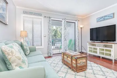 Image de Frais et lumineux! 1 Bed Condo seulement étapes à la plage, avec des piscines en cristal! Une escapade à la plage parfaite!