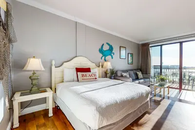 Image de Studio confortable sur le détroit de Santa Rosa avec terrasse et piscine commune!