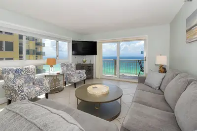 Image de Front de mer avec balcon privé dans une communauté fermée! 🏖️