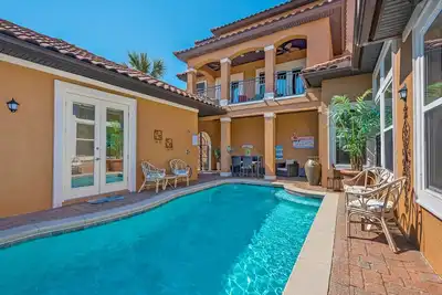 Image de Voiturette de golf gratuite, piscine privée, magnifique maison mise à jour + avantages Vip! ! 16 personnes!