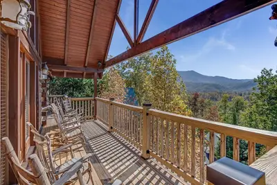 Image de Bear Slide, 4 chambres, 10 couchages, accès à la piscine, vue sur la montagne, bain à remous