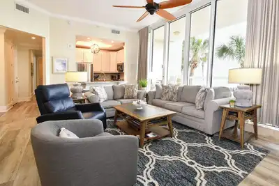 Image de Condo contemporain côtier en bord de mer au niveau du hall! 🏖️