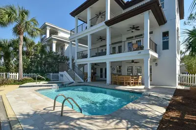 Image de Élégante maison avec accès à la plage, piscine privée chauffée, spa et plusieurs balcons