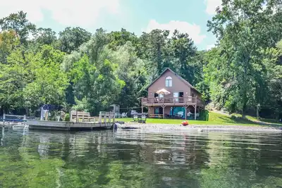 Image de Brookside: \"Une belle escapade de style chalet sur la rive du lac Seneca\"