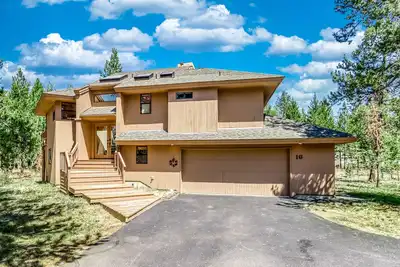 Image de Confortable maison Sunriver w / un bain à remous privé et WiFi! Accès Sharc gratuit!