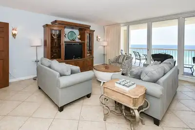 Image de Grand condo en bord de mer avec espace de balcon privé supplémentaire!