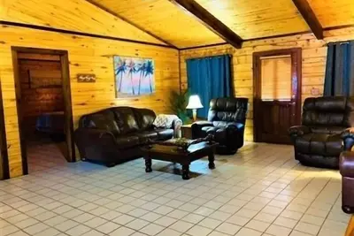 Image de RÉCEMMENT RÉNOVÉ! La palapa de Port Mansfield. Trois chambres, deux salles de bain. Belle cour privée. Hors de l'eau.