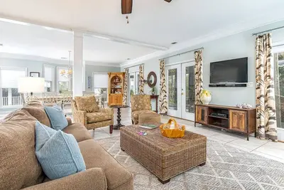 Image de Vues sur l'océan, maison luxueuse sur la plage principale avec bain à remous, chambres doubles, solarium et patio couvert