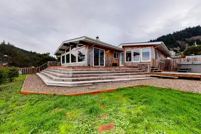 Image de Dog-friendly, maison en bord de mer w / bain à remous privé et accès à la plage