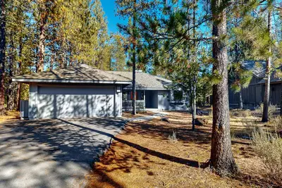 Image de Maison lumineuse et moderne avec bain à remous privé - emplacement central, accès Sharc gratuit!