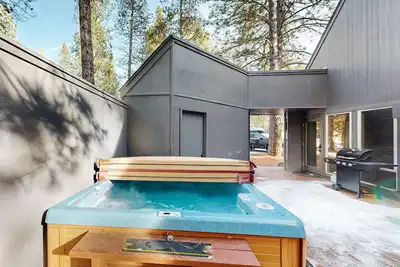 Image de Maison chaleureuse et accueillante pour les chiens avec bain à remous privé, quatre passes Sharc, près de Village!