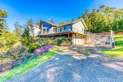 Image de Dog-friendly house w / vue sur l'océan et la montagne - accès facile à la plage / parc, salle de jeux