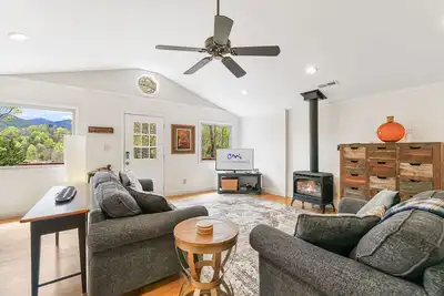 Image de La sérénité maintenant! Venez profiter de la vie country-chic dans cette location moderne et mondaine au nord d'Asheville!