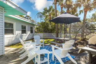 Image de Cottage acceptant les animaux de compagnie avec véranda confortable et triage clôturée et à seulement 3 pâtés de maisons de la plage