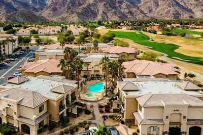 Image de A l'étage Casitas Las Rosas Un lit, un bain Condo près de la vieille ville de La Quinta!