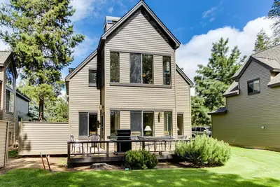 Image de vue sur le golf et un bain à remous privé et un accès Sharc gratuit!