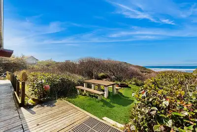 Image de Cabine en bord de mer chien-friendly dans les arbres avec une vue magnifique