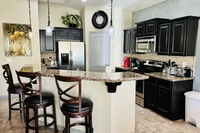 Image de Trois chambres maison grande pour les groupes-623 terrains