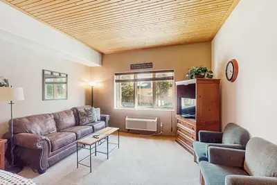 Studio mignon et confortable avec piscine et bain à remous communs - à pied des pistes!