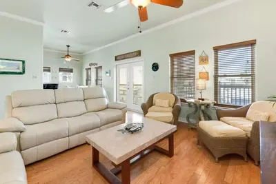 Image de 220rd-Island Breeze Ocean View et accès à la plage! Tvhd, Hbo, WiFi et deux piscines!