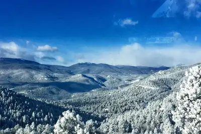 Image de Retraite à couper le souffle au sommet de la montagne