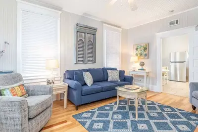 Image de Grand appartement de 1 chambre pour animaux de compagnie, à seulement 1/2 pâté de maisons de la plage Tybee's South End