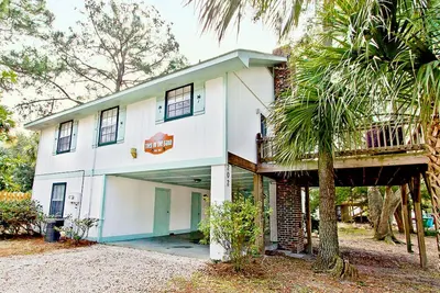 Image de Plan d'étage ouvert Pet Friendly Cottage et seulement 3. 5 blocs à la plage