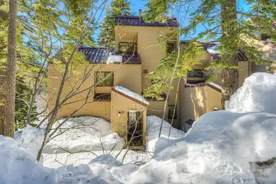 Image de Condo de charme avec bain à remous partagé, piscine, commodités de la station - à proximité des pistes de ski et de la plage!