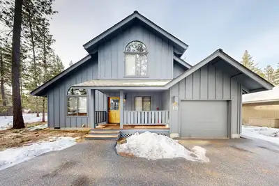 Image de Confortable maison w / bain à remous privé, divertissement et Sharc passe!