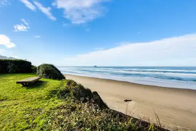 Image de Cozy maison de bord de mer w / attitude chien-friendly, vue imprenable! 3 blocs de la plage!