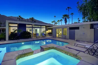 Image de MidCentury Modern Pool Home dans la région de Twin Palms Couverture \"Living Retro\"