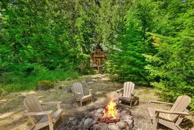 Image de Maison récemment rénovée au bord de la rivière avec foyer pour les chiens