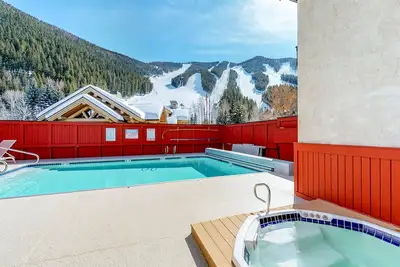 Image de Ski-in / condo alpin ski avec piscine commune, d'un bain Ă remous, un sauna, et vue