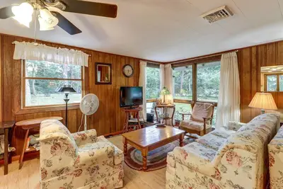 Image de Cabine confortable avec pont, foyer et accès à la piste cyclable - marchez jusqu'à Nauset Light Beach!