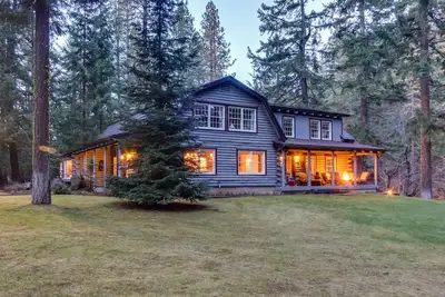 Superbe maison de bord de l'eau et maison d'hôtes w / pont, bain à remous, firepits et salle des médias!