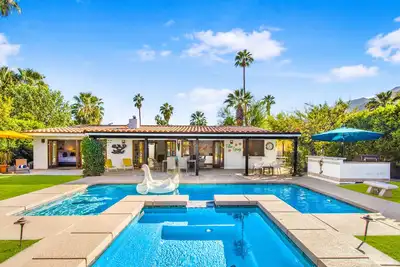 Image de Pool méditerranéen avec jardins luxuriants + grande cour arrière + service de chariot Gratuit jusqu'au centre-ville Ps