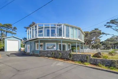 Image de Unique, maison spacieuse avec bain à remous privé, salle de jeux, et de superbes vues sur l'océan