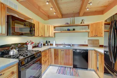 Image de Rustique dog-friendly cabine avec un poĂŞle Ă bois et vue sur la montagne